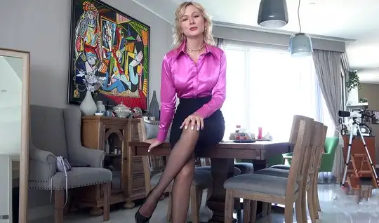 Русская блондинка в чулках напросилась на съемку домашнего порно