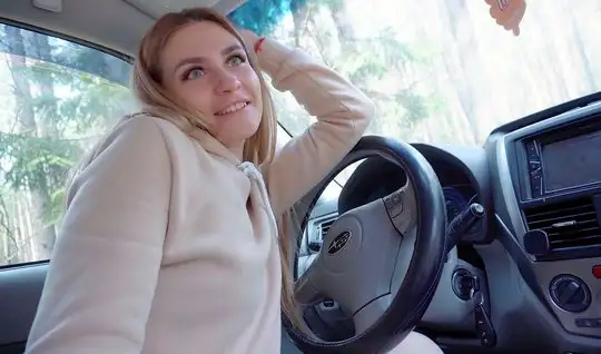 Русская девушка на природе прямо в машине прыгает на члене друга