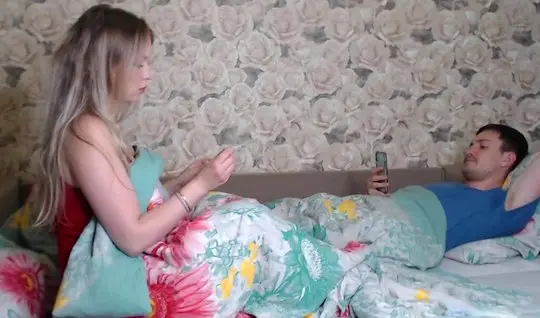 Русская девушка в постели подставляет тугую дырочку для домашнего порн...