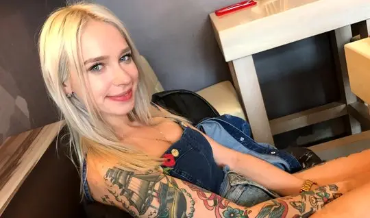 Блондинка с татуировками не отказывается после пикапа на горячий секс