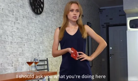 Русская соседка готова помочь парню получить реальный оргазм