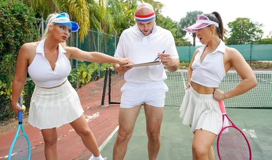 Две любительницы тенниса кайфуют в групповом сексе с тренером
