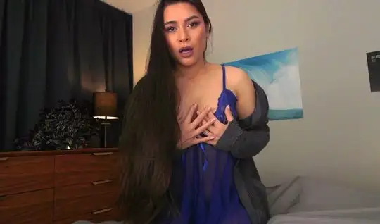 Мамка с длинными волосами обожает съемку домашнего порно в спальне