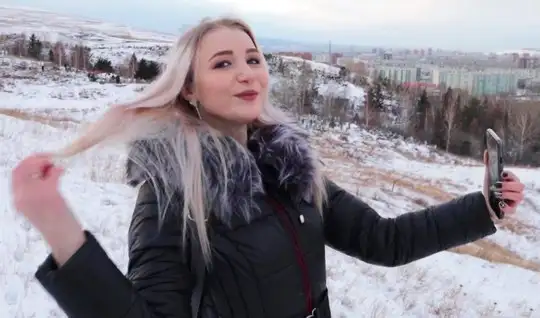 Русский уговорил девку на снегу сделать качественный минет и накормил ...
